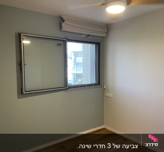 קיר צבוע בצבע ירוק בהיר ליד חלון פתוח
